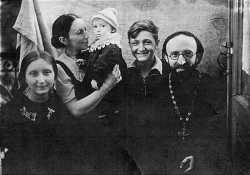 Слева направо: Магдалина, Татьяна Павловна, Маша, Николай и Алексей Александрович Глаголевы. Фото 1944 г., Киев