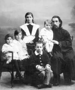 Диакон Вячеслав Луканин с детьми