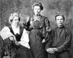 Иоанн Быстров с сестрами. Фотография. Ок. 1917 г. (?)