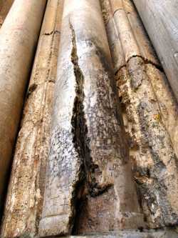 Треснувшая мраморная колонна слева от входа в Храм Воскресения в Иерусалиме (длина трещины 1,2 м). Фото