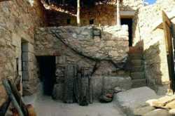 Предположительно дом, в котором Иисус Христос жил в младенчестве. Фото