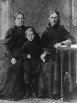 Священник Михаил Борисов с супругой Ольгой Ивановной и сыном Василием, около 1894 года.