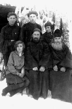 Священник Никандр Гривский (в центре), рядом с ним его отец свящ. Симеон и дочь Елена. В верхнем ряду слева сыновья Владимир и Петр, справа сестра о. Никандра Анна. 1929 год