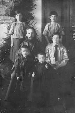 Алексей Алексеевич Москвин с семьей в 1924-1925 гг.