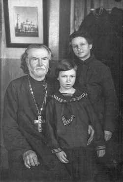 Свящ. Петр Сахаровский с семьей