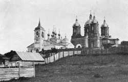 Церкви жен-мироносиц в Серпухове. Впереди - старая, позади - новая. Фото около 1905 года