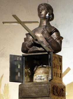 Реликварий с честной главой равноап. Елены в католическом соборе Св. Петра в Трире. Фото