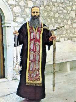 Отец Яков с епитрахилью, посохом и кадилом преподобного Давида Эвбейского, 1976