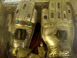 Десница вмч. Феодора Тирона и левая рука вмч. Феодора Стратилата в монастыре Мега-Спилео, Греция