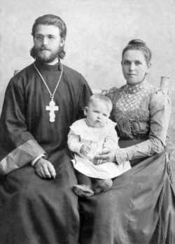 Священник Петр Рождествин с супругой Людмилой Дмитриевной и сыном Николаем