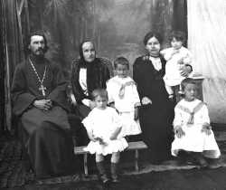 Священник Сергий Константинов, его мать Елена, супруга Антонина и дочери Галина, Юлия, Раиса и Валентина. Фото ок. 1920 года