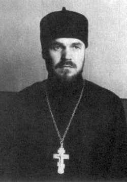 Священник Леонид Начис с наперсным крестом брата, о. Александра, 1959 год