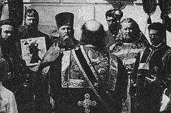 Про­то­и­е­рей Иоанн Крон­штадт­ский и свя­щен­ник Ни­ко­лай Си­мо (второй справа). Фото