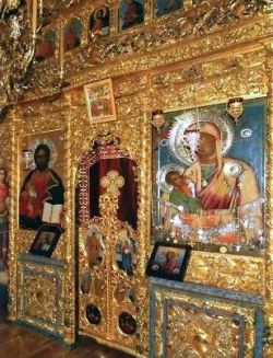 Иконостас храма Карейской испостницы св. Саввы Хиландарского монастыря. Фото нач. XXI в.