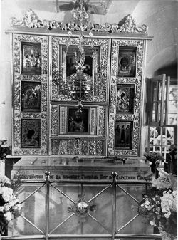 Иконостас на могиле патриарха Тихона. Фото 7 апреля 1965 г., архив Церковно-археологического кабинета МДА