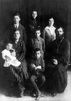 Протоиерей Пётр Крестов с семьей. Фото сер. 1930-х гг.