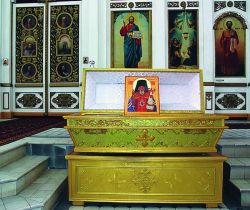 Рака с мощами свт. Гавриила в Рождественском соборе в Рязани, 2004 год