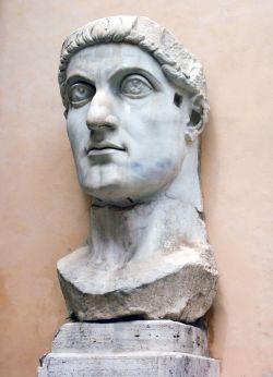 Голова колосса Константина (неизв. скульптор, ок. 312-325 гг.). Капитолийские музеи, Рим