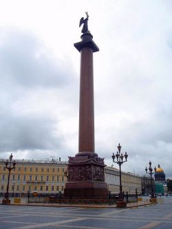 Александровская колонна на Дворцовой площади Санкт-Петербурга