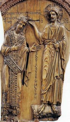 Христос, благословляющий Константина Багрянородного. Резьба по слоновой кости. Ок. 945 года (ГМИИ)