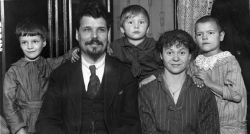 Сергей Михайлович Труфанов с женой и детьми (Сергеем, Надеждой и Илиодором), 4 декабря 1922