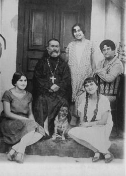 Священник Елеазар Спиридонов с женой и детьми