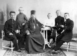 Священник Алексей Троицкий с детьми (слева направо): Владимиром, Алексием, Димитрием