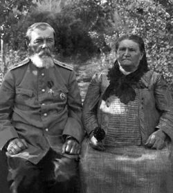 Супруги Харитон Иванович и Александра Петровна Поповы, на даче, около 1910 г.