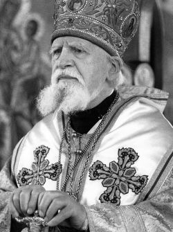 Епископ Митрофан (Зноско-Боровский) в Богоявленской церкви в Бостоне, ок. 1993 года