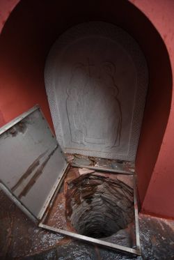 Колодец, где находилась икона Божией Матери «Ктиторская». Афон. Монастырь Ватопед
