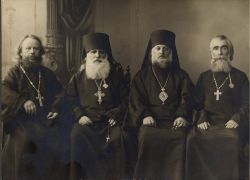 Иеромонах Леонид (Антощенко), архимандрит Амвросий (Хелая), епископ Антоний (Георгадзе) и протоиерей Калистрат Цинцадзе. Петербург, август 1917 г.