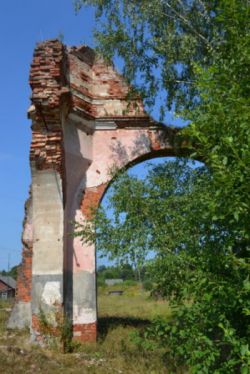 Развалины Никольского храма в селе Глазомичи