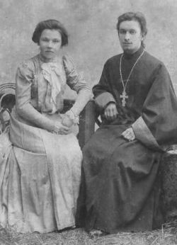 Священник Василий и матушка Клавдия, 1906 (?)