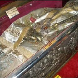 Мощи свт. Феоны Солунского. Монастырь св.  великомученицы Анастасии Узорешительницы. Центральная Македония, нома Фессалоники, город Василика.