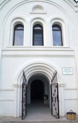 Надвратная церковь Антония и Феодосия Печерских, Кирпичи (Белогорье). Фото Валерия Чудинова с сайта Sobory.ru